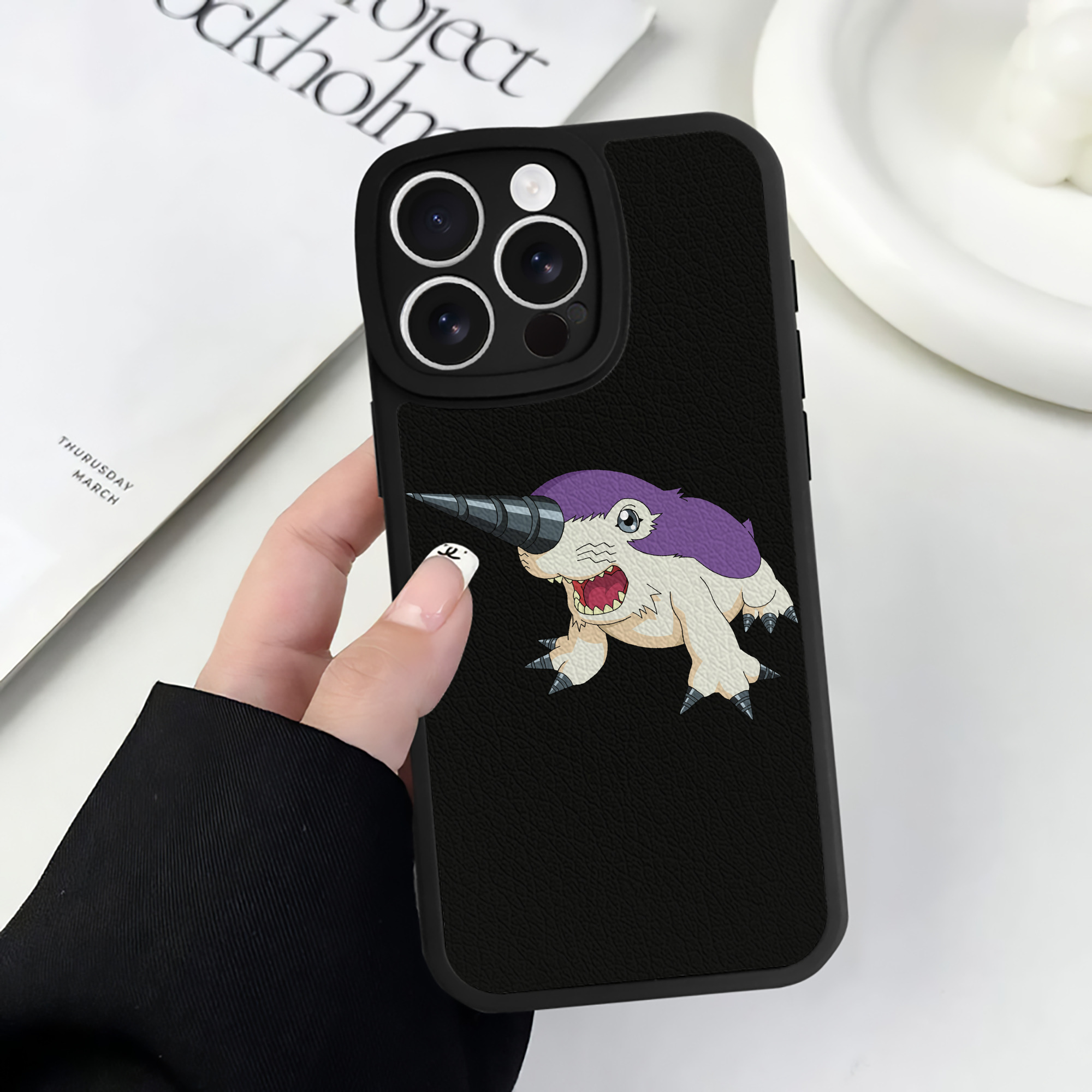 （画像用） Digimon デジタルモンスター/デジモン 【iPhone 16シリーズ対応】シリコンスマホケース（レザー調） 材質：シリコン